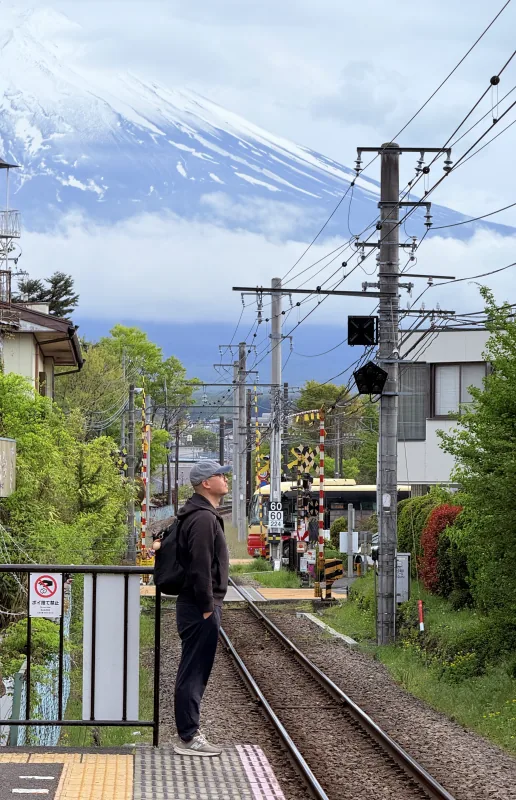 我在富士吉田的铁路口,身后是富士山